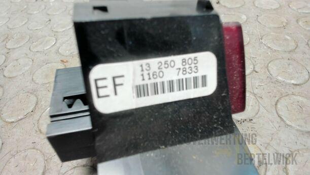 Foto: WARNBLINKSCHALTER / SCHALTERLEISTE eines Opel Corsa 1.4 16V Special
