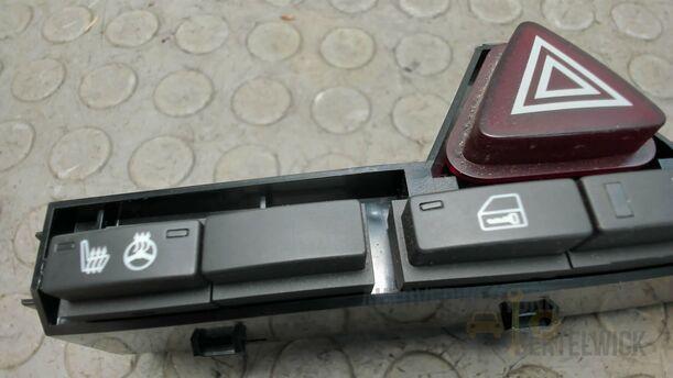 Foto: WARNBLINKSCHALTER / SCHALTERLEISTE eines Opel Corsa 1.4 16V Special