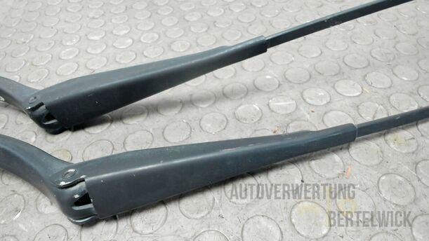 Foto: SCHEIBENWISCHERARME VORNE eines Opel Corsa 1.4 16V Special
