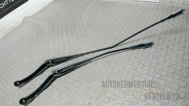 Foto: SCHEIBENWISCHERARME VORNE eines Opel Corsa 1.4 16V Special