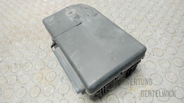 Foto: SICHERUNGSKASTEN / BATTERIEDECKEL eines Opel Corsa 1.4 16V Special
