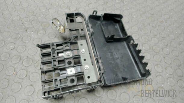 Foto: SICHERUNGSKASTEN / BATTERIEDECKEL eines Opel Corsa 1.4 16V Special