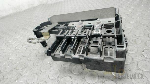 Foto: SICHERUNGSKASTEN / BATTERIEDECKEL eines Opel Corsa 1.4 16V Special