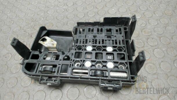 Foto: SICHERUNGSKASTEN / BATTERIEDECKEL eines Opel Corsa 1.4 16V Special