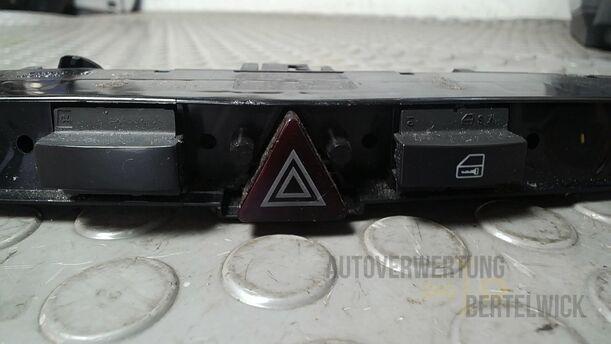 Foto: SCHALTER WARNBLINKANLAGE/ WARNBLINKSCHALTER eines Opel Zafira 1.6 ecoFLEX Special