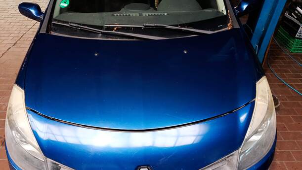 Foto: MOTORHAUBE eines Renault Clio 1.6 16V Special