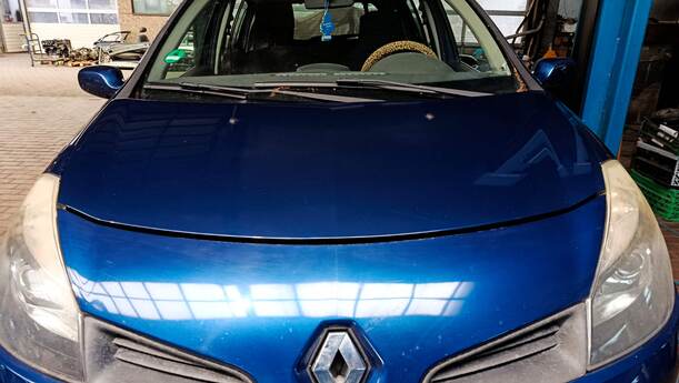 Foto: MOTORHAUBE eines Renault Clio 1.6 16V Special