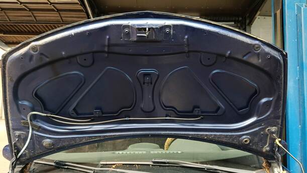 Foto: MOTORHAUBE eines Renault Clio 1.6 16V Special