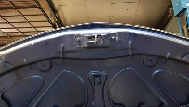 Foto: MOTORHAUBE eines Renault Clio 1.6 16V Special