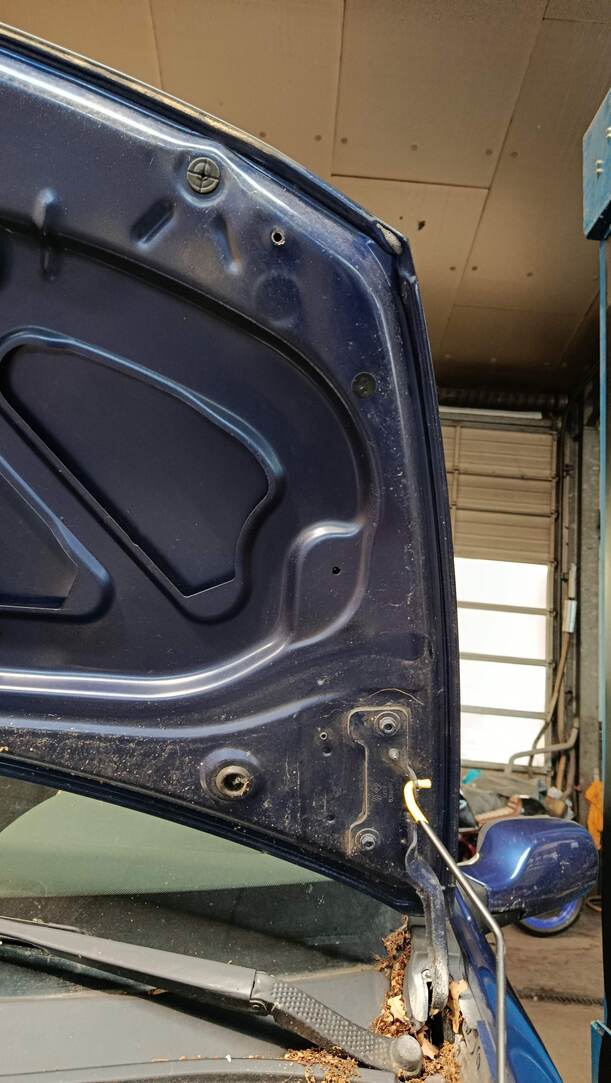 Foto: MOTORHAUBE eines Renault Clio 1.6 16V Special