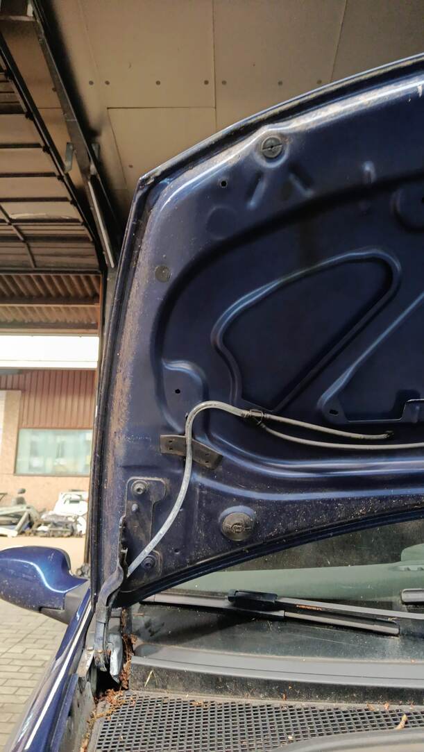 Foto: MOTORHAUBE eines Renault Clio 1.6 16V Special