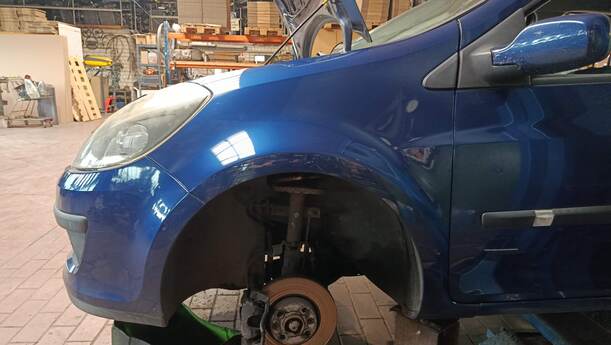 Foto: KOTFLÜGEL LINKS eines Renault Clio 1.6 16V Special