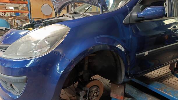 Foto: KOTFLÜGEL LINKS eines Renault Clio 1.6 16V Special
