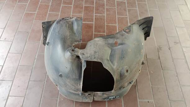 Foto: RADHAUSSCHALE/ INNENRADHAUS VORN LINKS eines Renault Clio 1.6 16V Special