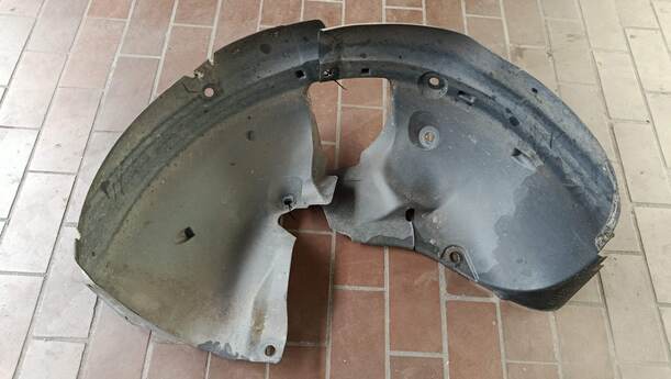 Foto: RADHAUSSCHALE/ INNENRADHAUS VORN LINKS eines Renault Clio 1.6 16V Special