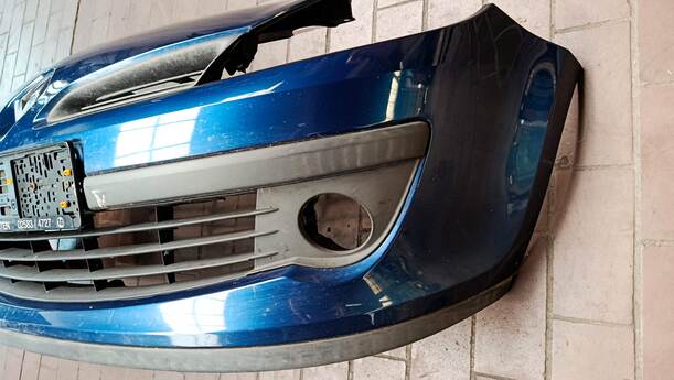 Foto: STOSSFÄNGER/ STOßSTANGE VORN eines Renault Clio 1.6 16V Special