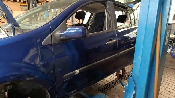 Foto: TÜR VORN LINKS ( 4/5 TÜRER ) eines Renault Clio 1.6 16V Special