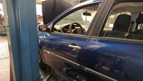 Foto: TÜR VORN LINKS ( 4/5 TÜRER ) eines Renault Clio 1.6 16V Special