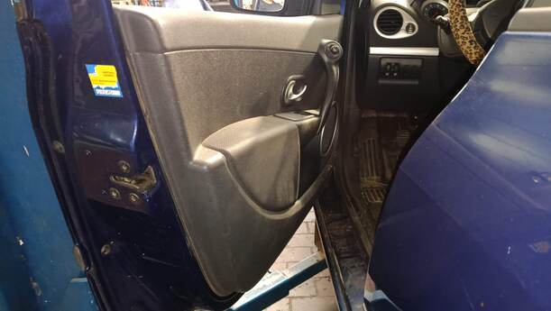 Foto: TÜR VORN LINKS ( 4/5 TÜRER ) eines Renault Clio 1.6 16V Special