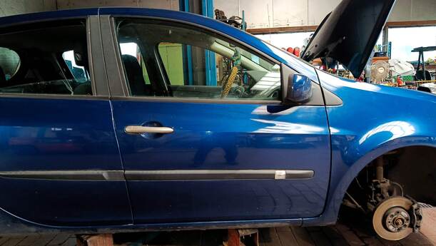 Foto: TÜR VORN RECHTS ( 4/5 TÜRER ) eines Renault Clio 1.6 16V Special