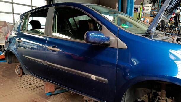 Foto: TÜR VORN RECHTS ( 4/5 TÜRER ) eines Renault Clio 1.6 16V Special