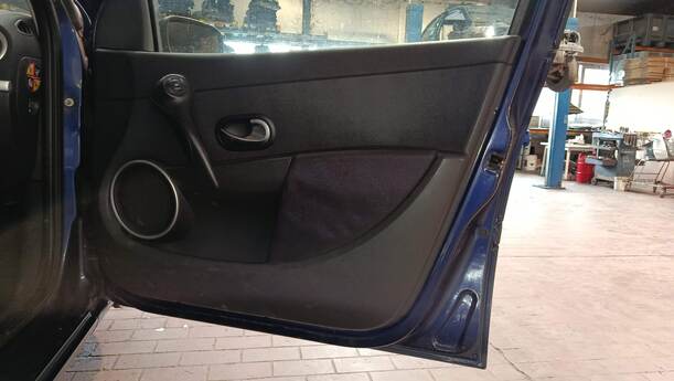 Foto: TÜR VORN RECHTS ( 4/5 TÜRER ) eines Renault Clio 1.6 16V Special