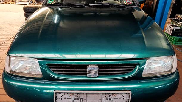 Foto: MOTORHAUBE eines Seat Cordoba Vario 1.4 Special