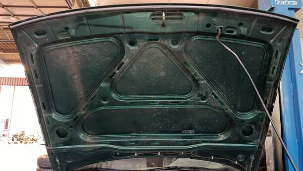 Foto: MOTORHAUBE eines Seat Cordoba Vario 1.4 Special