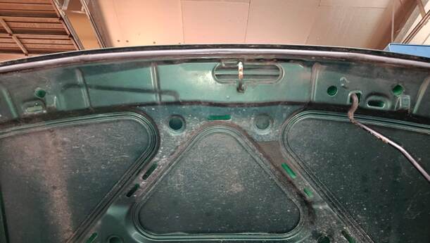 Foto: MOTORHAUBE eines Seat Cordoba Vario 1.4 Special