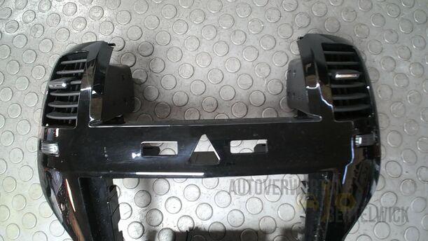 Foto: BLENDE MITTELKONSOLE/ RADIOBLENDE eines Opel Zafira 1.6 ecoFLEX Special