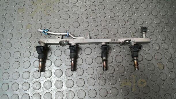Foto: KRAFTSTOFFVERTEILERROHR/ EINSPRITZDÜSEN eines Opel Zafira 1.6 ecoFLEX Special