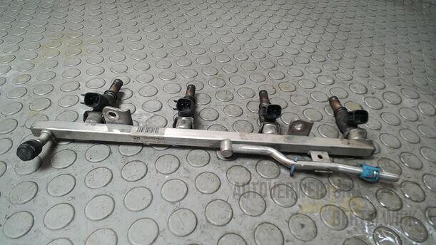 Foto: KRAFTSTOFFVERTEILERROHR/ EINSPRITZDÜSEN eines Opel Zafira 1.6 ecoFLEX Special