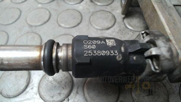 Foto: KRAFTSTOFFVERTEILERROHR/ EINSPRITZDÜSEN eines Opel Zafira 1.6 ecoFLEX Special