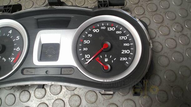 Foto: TACHOEINHEIT/ KOMBIINSTRUMENT eines Renault Clio 1.6 16V Special