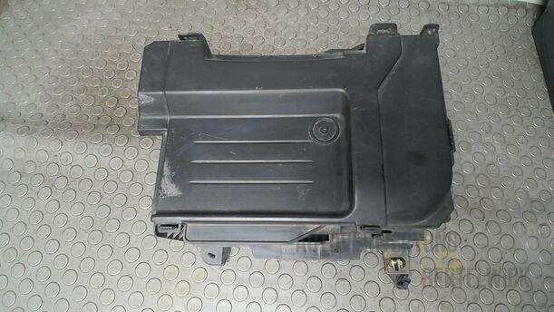 Foto: BATTERIEKASTEN eines Renault Clio 1.6 16V Special