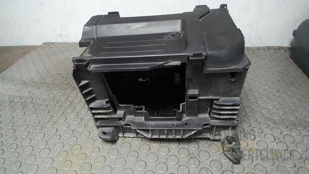 Foto: BATTERIEKASTEN eines Renault Clio 1.6 16V Special