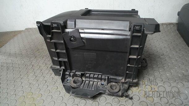 Foto: BATTERIEKASTEN eines Renault Clio 1.6 16V Special