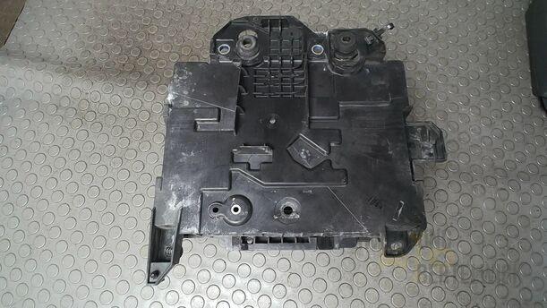 Foto: BATTERIEKASTEN eines Renault Clio 1.6 16V Special
