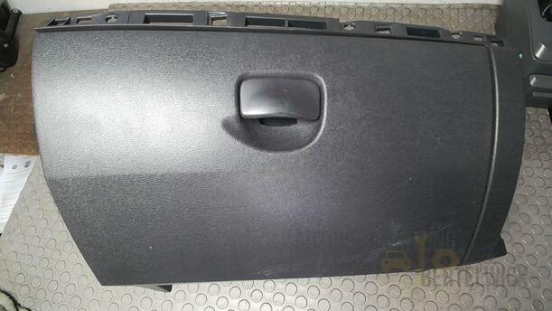 Foto: HANDSCHUHFACH eines Renault Clio 1.6 16V Special