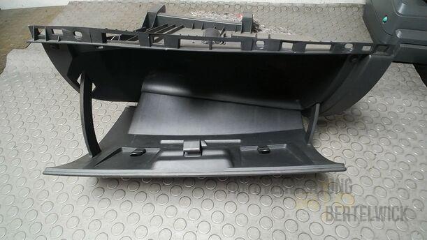 Foto: HANDSCHUHFACH eines Renault Clio 1.6 16V Special