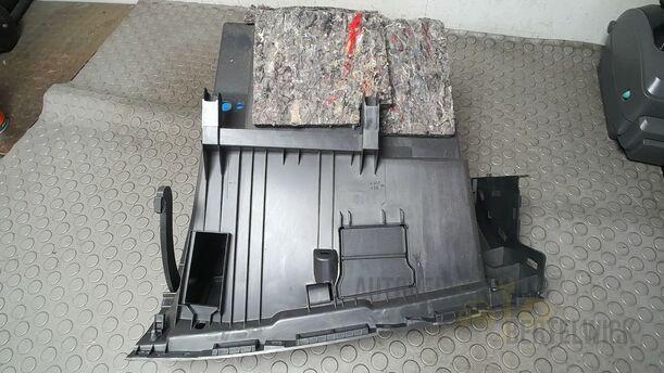 Foto: HANDSCHUHFACH eines Renault Clio 1.6 16V Special