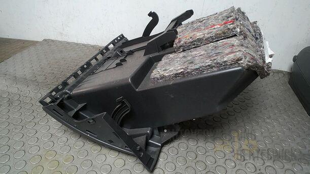 Foto: HANDSCHUHFACH eines Renault Clio 1.6 16V Special