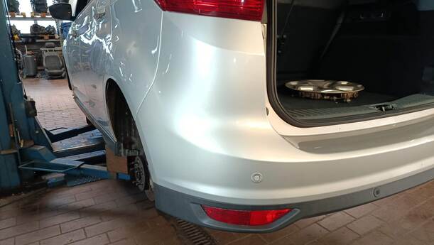 Foto: STOSSFÄNGER / STOßSTANGE HINTEN eines Ford C-MAX 1.6 EcoBoost Start-Stop-System Special