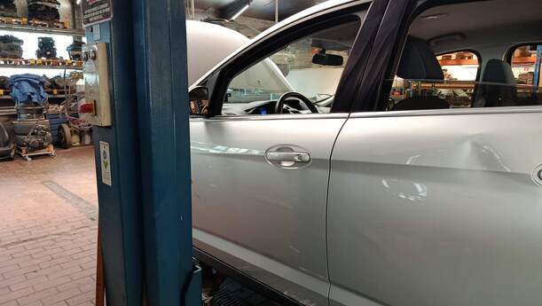 Foto: TÜR VORNE LINKS (STREIFSCHADEN) eines Ford C-MAX 1.6 EcoBoost Start-Stop-System Special