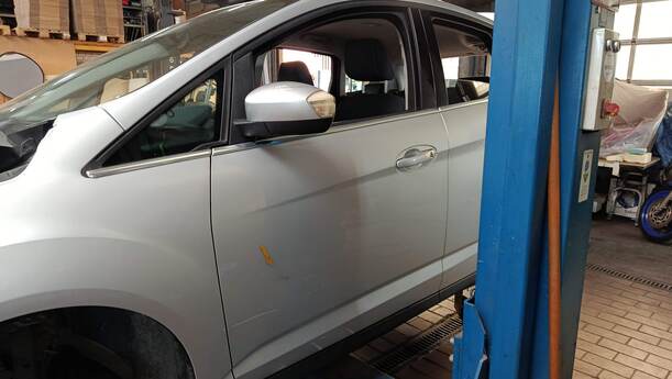 Foto: TÜR VORNE LINKS (STREIFSCHADEN) eines Ford C-MAX 1.6 EcoBoost Start-Stop-System Special