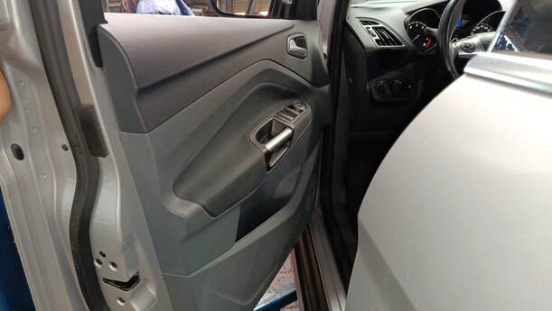 Foto: TÜR VORNE LINKS (STREIFSCHADEN) eines Ford C-MAX 1.6 EcoBoost Start-Stop-System Special