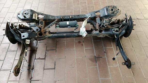 Foto: HINTERACHSE / HINTERACHSTRÄGER eines Ford C-MAX 1.6 EcoBoost Start-Stop-System Special
