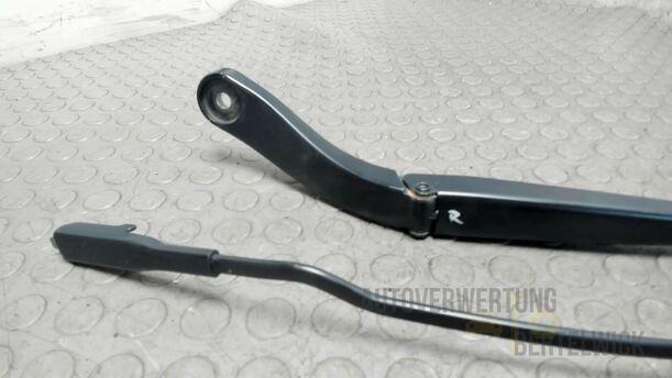 Foto: SCHEIBENWISCHERARME VORNE eines Ford C-MAX 1.6 EcoBoost Start-Stop-System Special