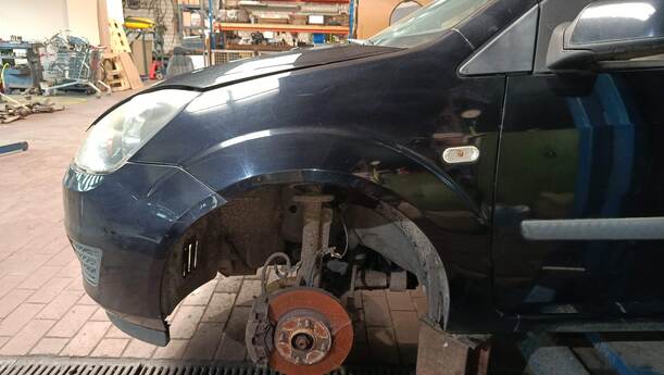 Foto: KOTFLÜGEL LINKS eines Ford Fiesta 1.4 Special