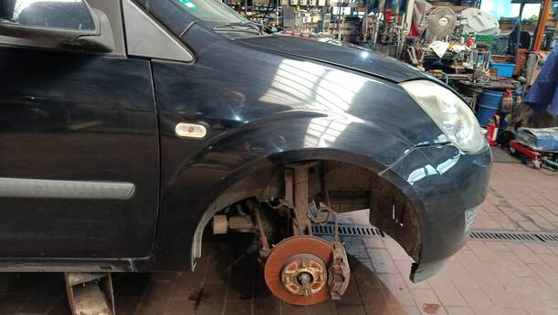 Foto: KOTFLÜGEL RECHTS eines Ford Fiesta 1.4 Special